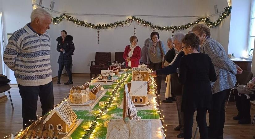 Mézeskalács meseváros tizedszer: ünnepi varázs a Kiskun Múzeumban – fotók, videó