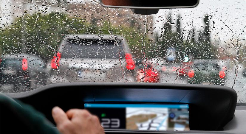 Miért lassul le a forgalom, ha esik az eső? Itt a válasz!