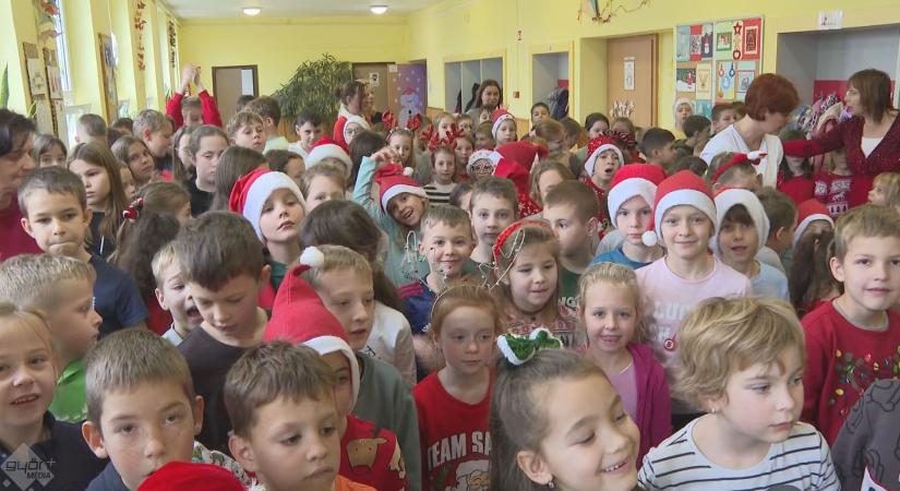 A Petőfi iskolában kezdett a mikulás