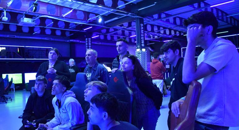 Örömteli játékot és értékes ajándékokat hozott a Mikulás hét gyermekotthon lakóinak