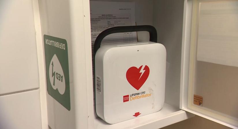 Nem adta ki a BKV munkatársa a defibrillátort, amikor egy idős férfit próbáltak újraéleszteni