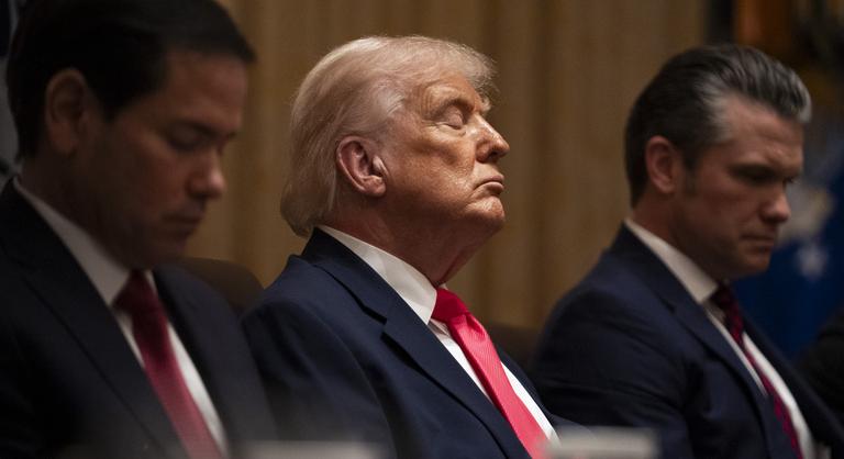 Egész Amerika azt találgatja, vajon bealudt-e Donald Trump, miközben beszéltek hozzá