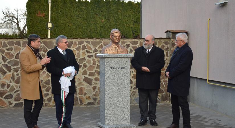 Konferenciával és szoboravatóval emlékeztek meg Duray Miklósról Nagykaposon