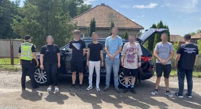Egy év felfüggesztett börtönt kapott egy kárpátaljai nő, amiért katonaköteles férfiakat vitt a magyar határhoz