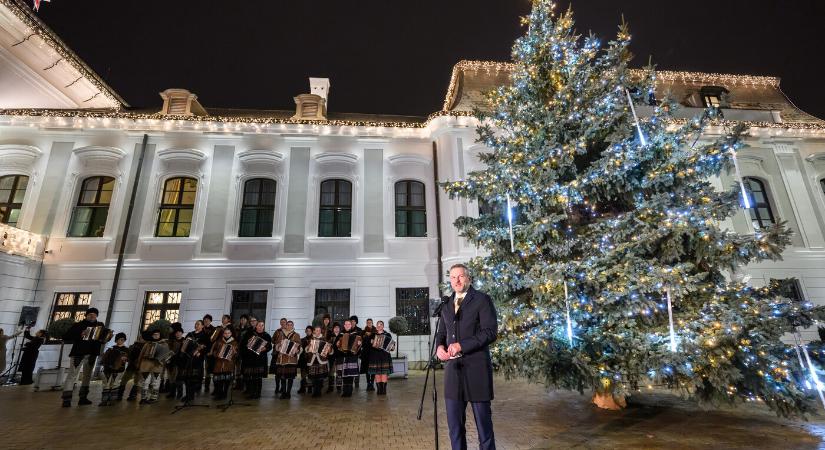 Meggyújtotta a karácsonyi fényeket a köztársasági elnök