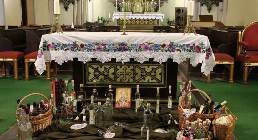 Hagyomány és ünnep: pálinkaáldásra várják a híveket Kalocsán