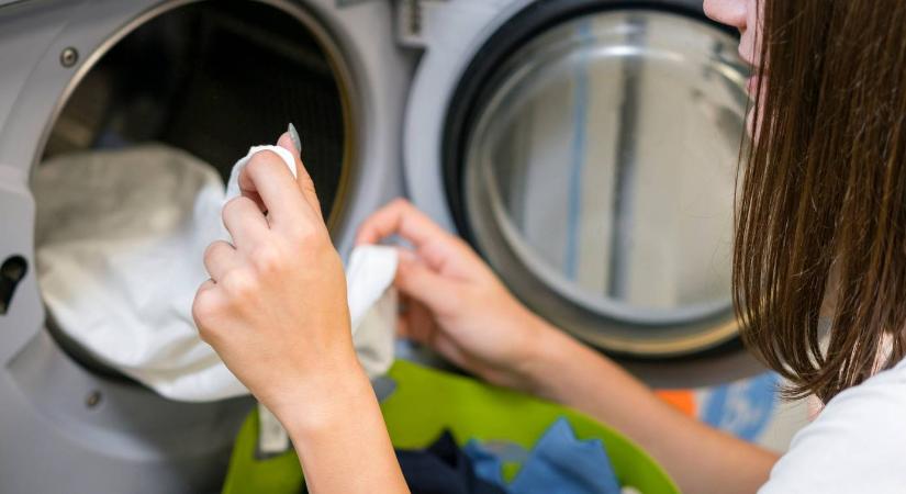 Itt a válasz – ezért kell kimosni az új ruhákat, mielőtt felvennénk őket