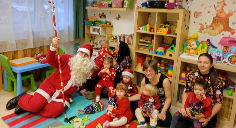 Mikulások hada árasztotta el a hatvani kórház gyerekeit