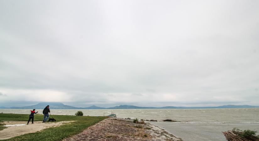 Hiába a helyiek tiltakozása, elkerítették a korábban szabadstrandként használt fonyódi telket, amire lakóparkot építene a Cordia