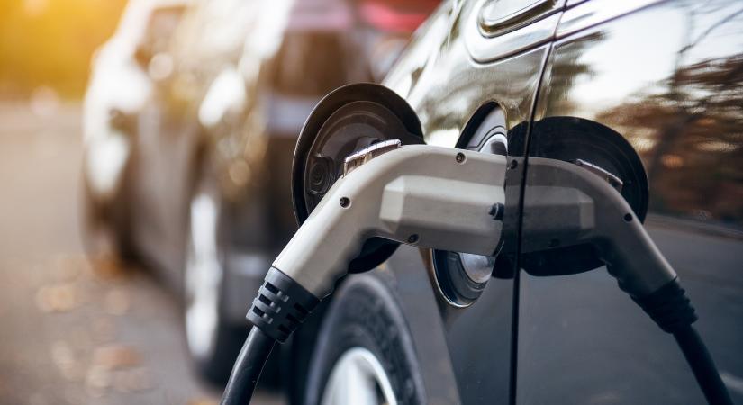 Több európai kormányfő megtartaná a hibrid járműveket