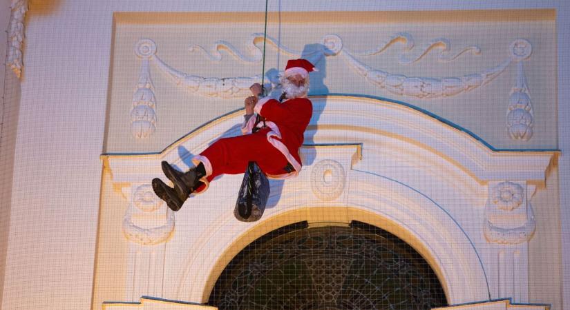 A templomtorony magasából érkezett a Mikulás – fotók, videó