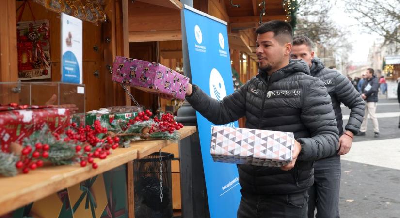 Cipősdobozba rejtették az ajándékot a jótékony labdarúgók