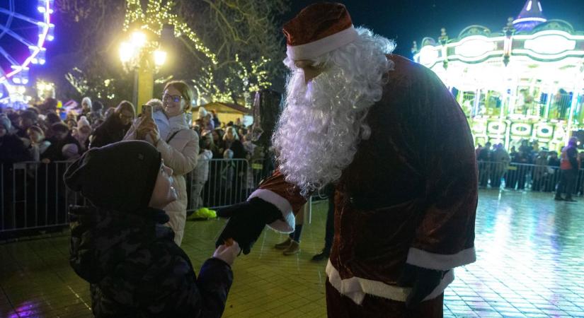 Kecel virágba borult, Kecskemétre megérkezett a Gong Mikulás