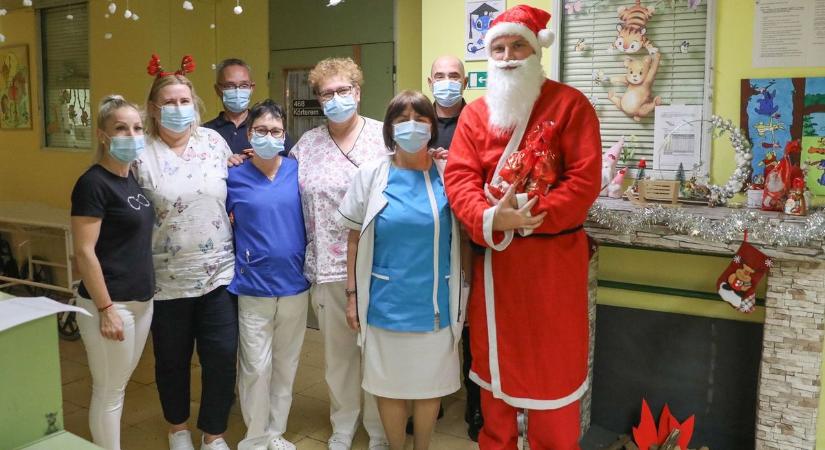 A Fidesz szombathelyi szervezete a Mikulással köszöntötte a kórház gyermekosztályán fekvő kis betegeket