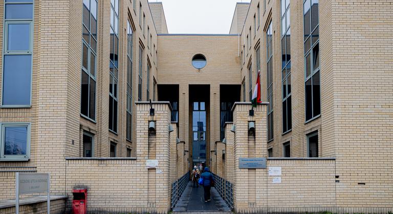 Hadházy Ákos szerint horribilis időket kell várni röntgenre az Uzsoki Kórházban, az intézmény minden állítást cáfol