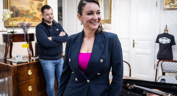 Katona Szandra elárulta, hogy reagált férje a neki vett az ajándék festményre