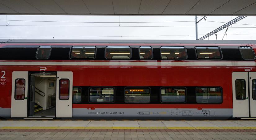 Kevés a mozdonyvezető, személyvonatok helyett autóbuszok járnak egy vasútszakaszon