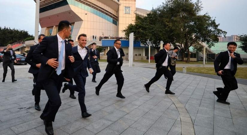 Mintha futóverseny lett volna: Macron komoly sprintet vágott le a kínai diákok kedvéért (VIDEÓ)