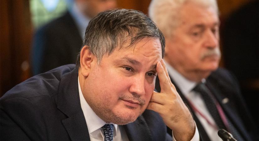 Rontotta a magyar adósságbesorolás kilátásait a Fitch, hajszálnyira vagyunk a befektetésre nem ajánlott kategóriától