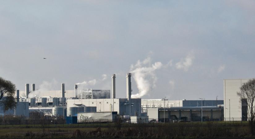 Ötszázezer (500 000) forintot adott a Semcorp a debreceni gyermekklinikának