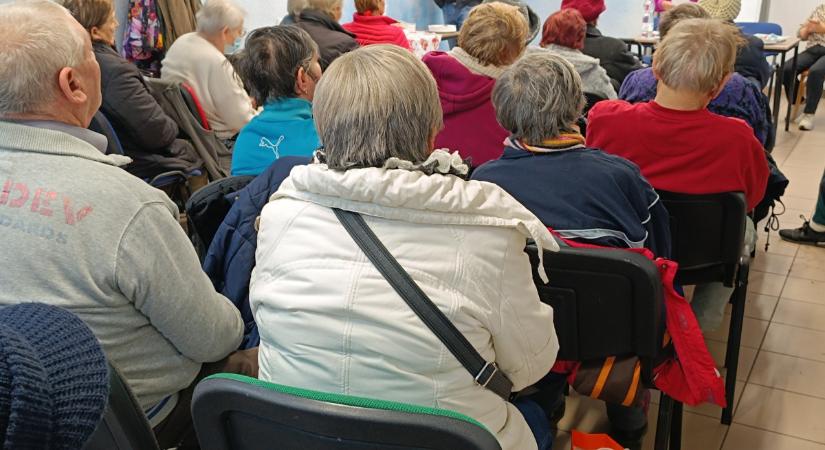 “Szinte mindenkinek könnyezett a szeme” – átadták a debreceni kisnyugdíjasoknak összekalapozott szerény adományt