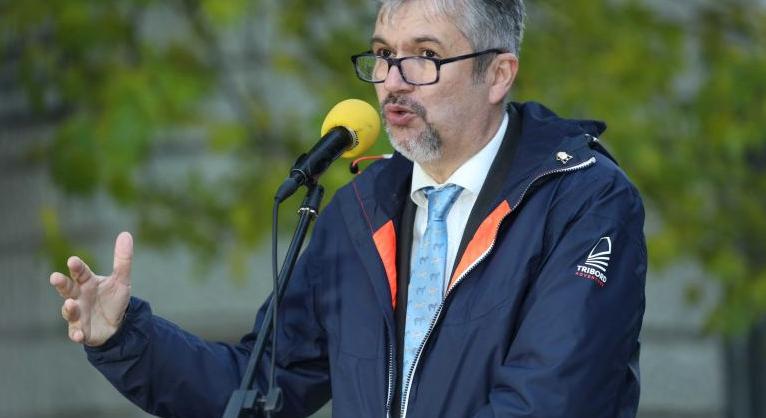 Hadházy: Csak egy röntgen működik az Uzsoki Utcai Kórházban