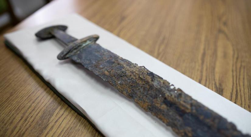 Mintegy ezerkétszáz éves kard került elő Zala megyében (MTI)