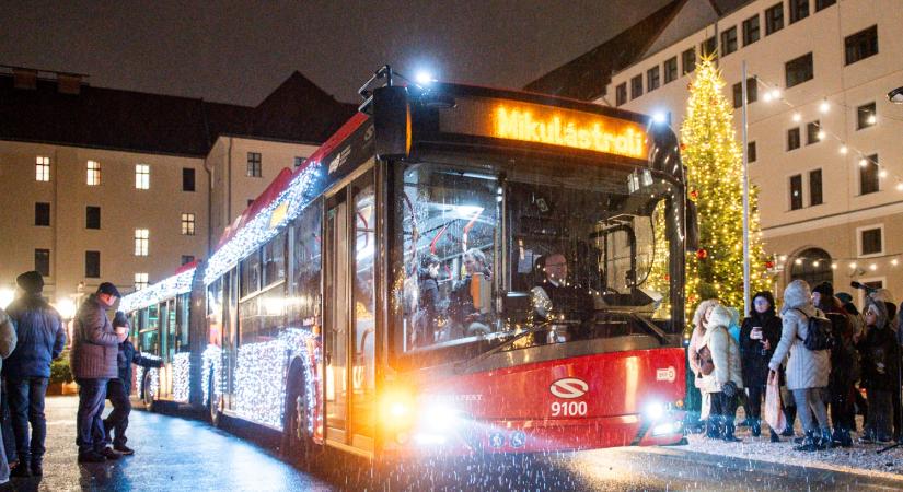 Még nincs vége, újabb ünnepi jármű bukkant fel Budapesten