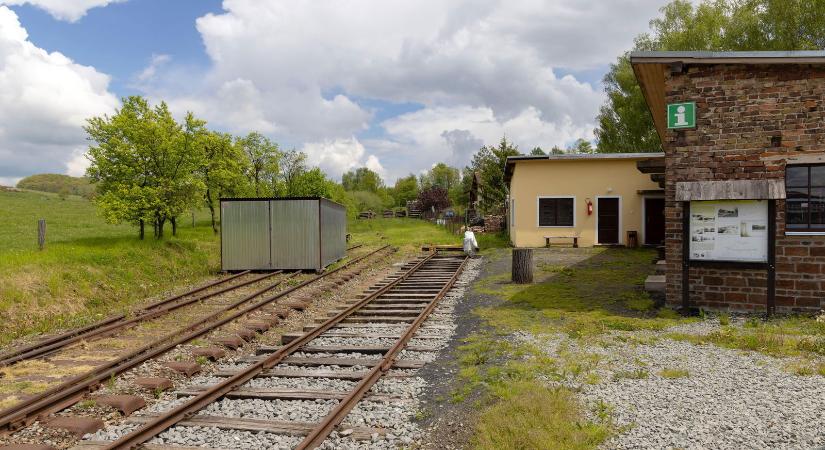 Megtalálták a MÁV legkisebb vasútállomását, ettől a látványtól azonnal lefagysz