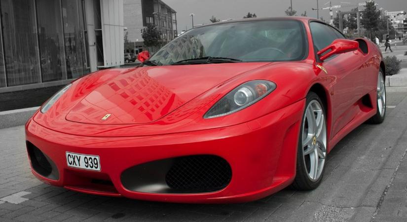 Nem kapott garázst a Ferrarijának a társasházban, felparkolta a teraszra – videók