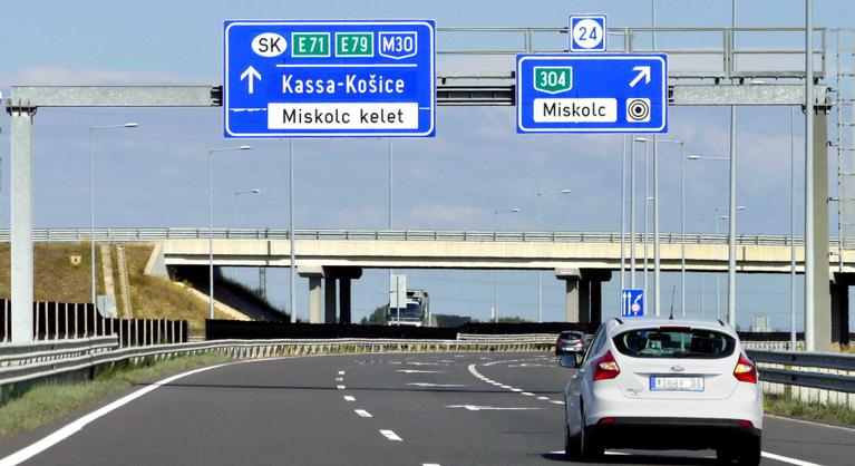 Hétfőtől megvásárolhatók a jövő évi autópálya-matricák, mutatjuk az árakat