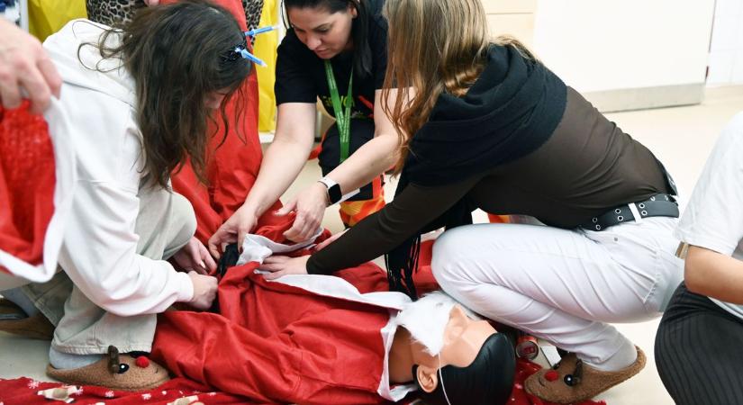 Újraélesztettek egy Mikulást Szolnokon, csak a kórházban tért magához – galériával