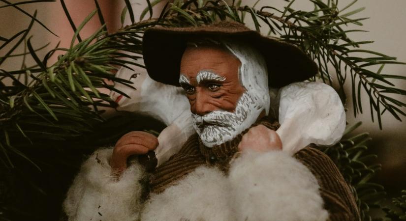 Ajándékot kapnak a 65 év felettiek – útnak indultak a karácsonyi csomagok