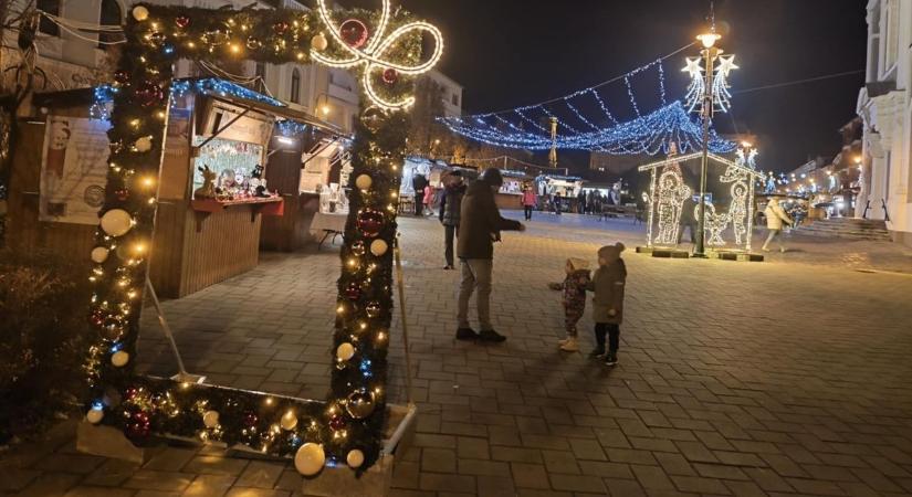 Fényárba borult Baja – fotók