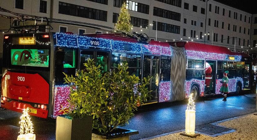 Trolival érkezett a Mikulás Budapestre