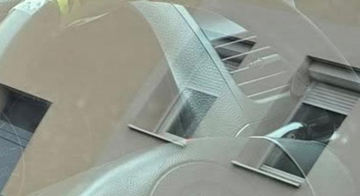 Elképesztő emlékeztetőt ragasztott a kormányára egy hazai autós