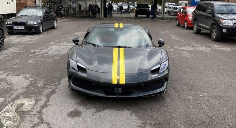 Nem fért be a garázsba, erkélyre vitette a Ferrarit – majd kopogtatott a hatóság (videó)