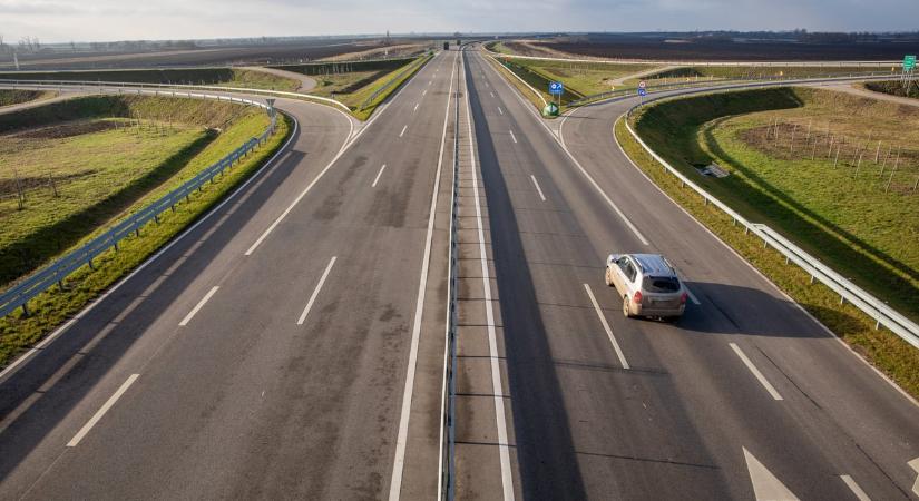 Hétfőtől bárki megvásárolhatja a jövő évi autópálya-matricákat