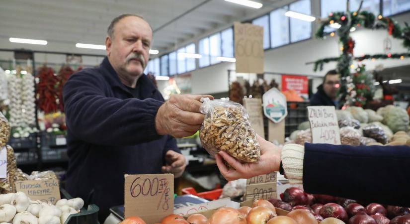 Dió, mák, hal, káposzta – ennyibe kerülnek a klasszikus karácsonyi hozzávalók a piacon