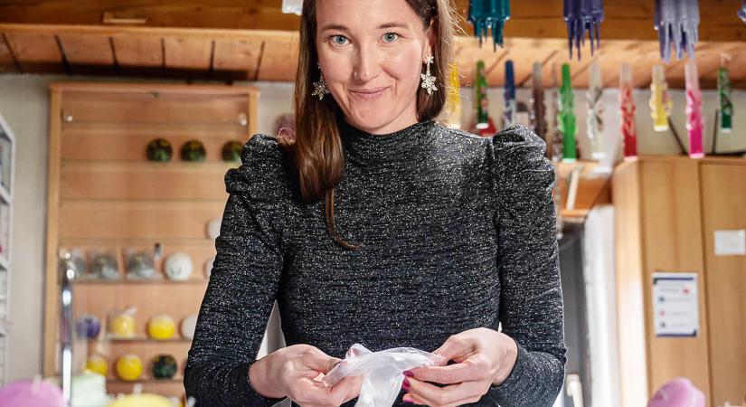 Zaicz Boglárka őrségi gyertyaműhelyében jártunk – Viaszból faragva