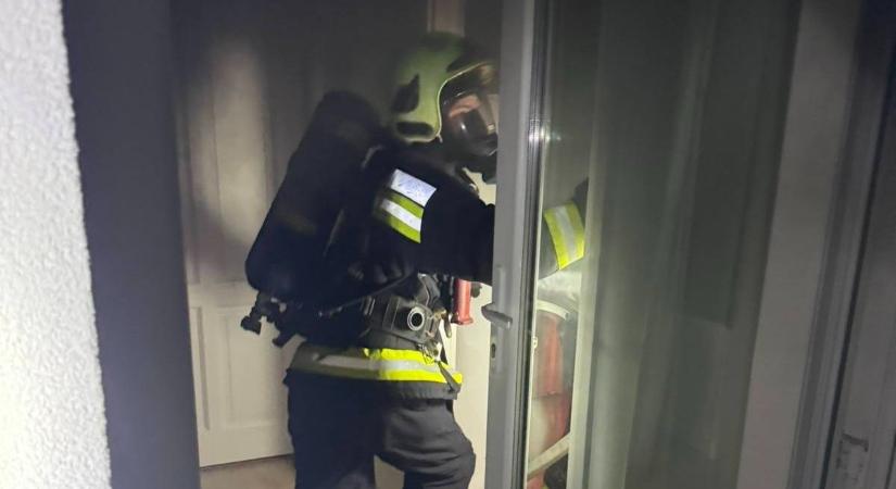 Nagy volt az ijedség, családi ház gyulladt ki a Balatonnál (helyszíni fotók)