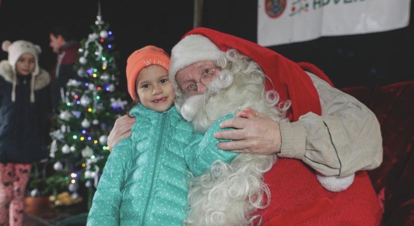 Ali király ünnepi vacsorát tart, de a Mikulás is felbukkan sok helyen