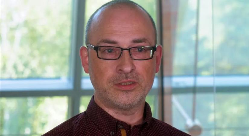 Felháborító: Tóta W. Árpád szerint egy nő azért visel szemüveget, hogy ne tűnjön hülyének