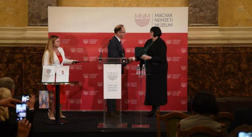 Vasvári-díjat kapott Orosz Ildikó, a Rákóczi Egyetem és a KMPSZ elnöke - Eszköznek lenni mások javára