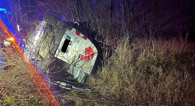 Durva baleset a sötétben - fotókon, ami maradt az árokba sodródott kisteherautóból