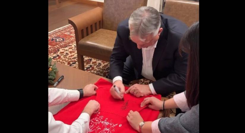 ‘…amit most aláírok, az dedikált…és mint a telefonhívás: emelt áras…’ – ismerte fel Orbán miniszterelnök a nagy igazságot