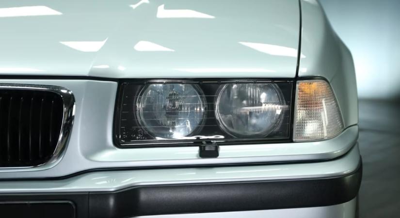 Piros bőr belső és nyitható tető: alig használt 28 éves 3-as BMW vár új gazdára