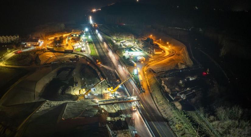 Régiós autópálya-matrica - Félpénzen autózhatunk az M1-esen