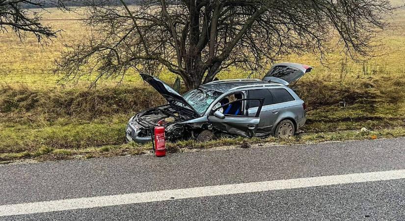 Súlyos karambol: gyermekek is ültek az árokba borult, összetört autóban