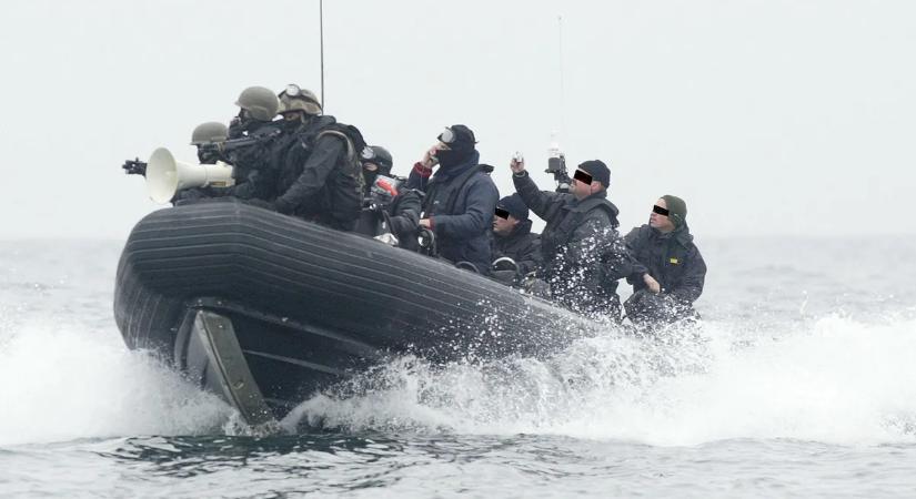 Egy lövéssel lőtte ki a csempészhajó motorját a Parti Őrség  videó